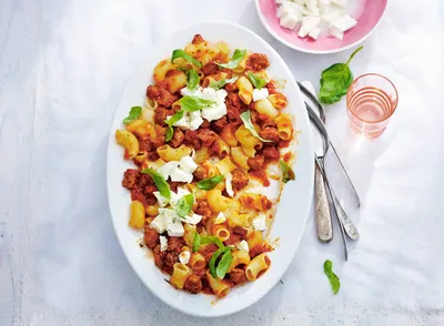 Macaroni met braadworst en zongedroogde tomaat